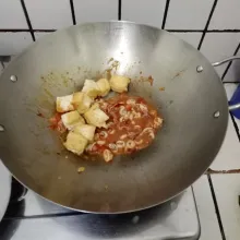 Masukkan cumi, aduk rata hingga cumi mengeluarkan air. Tambahkan tahu dan tuang air lalu aduk rata. Masukkan gula, kaldu bubuk, garam dan lada bubuk. Masak hingga bumbu meresap dan kuah menyusut. Koreksi rasa & sajikan.