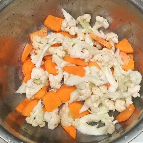 Siapkan kembang kol, dan wortel. Potong-potong kemudian bilas diair mengalir. Tiriskan.