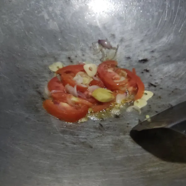 Panaskan minyak lalu tumis duo bawang dan jahe hingga layu, kemudian masukkan tomat, tumis hingga wangi.