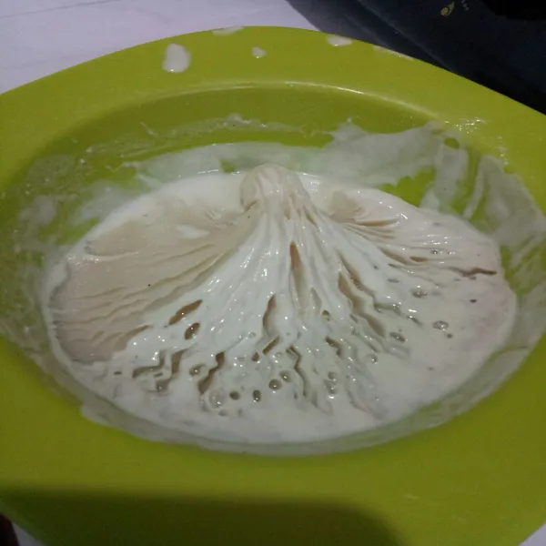 Celupkan jamur ke dalam adonan tepung basah sampai rata.