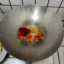 Tumis bumbu iris dan daun jeruk hingga wangi. Masukkan campuran saus lalu aduk rata.