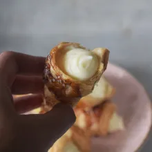 Beri secukupnya isian diplomat cream pada puff pastrynya, pastikan puff pastry sudah benar-benar mencapai suhu ruang/ tidak panas lagi sebelum memberi isian. Siap di sajikan.