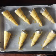 Oles permukaan atas puff pastry dengan kocokan kuning telur dan beri secukupnya taburan gula pasir. Panggang dalam oven selama 15 menit dengan suhu 170-190°c,oven sudah dipanaskan sebelumnya. Setelah puff pastry matang, Angkat, keluarkan dari cetakan dan biarkan hingga dingin suhu ruang.