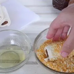 Celupkan ke dalam putih telur lalu baluri dengan tepung roti.