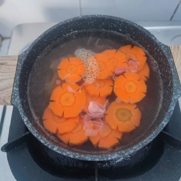 Masukkan potongan labu siam dan wortel. Rebus hingga empuk.