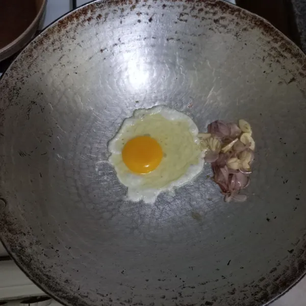 Masukkan telur dan beri sedikit garam, aduk cepat lalu masak hingga telur matang.