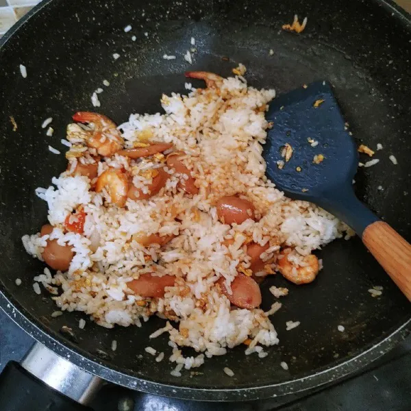 Masukan nasi putih dan kimcan yang sebelumnya sudah direndam dengan air terlebih dahulu. Lalu aduk hingga tercampur rata.