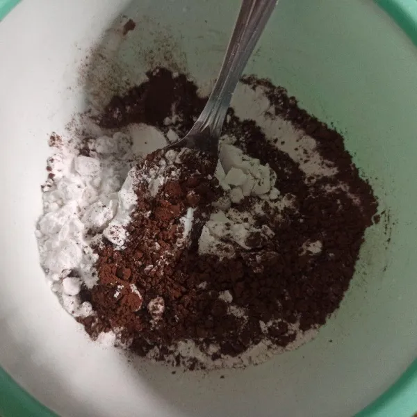 Campur tepung tapioka dan coklat bubuk, aduk rata.