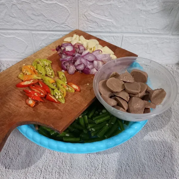 Siapkan bumbu iris, kacang panjang dan bakso.