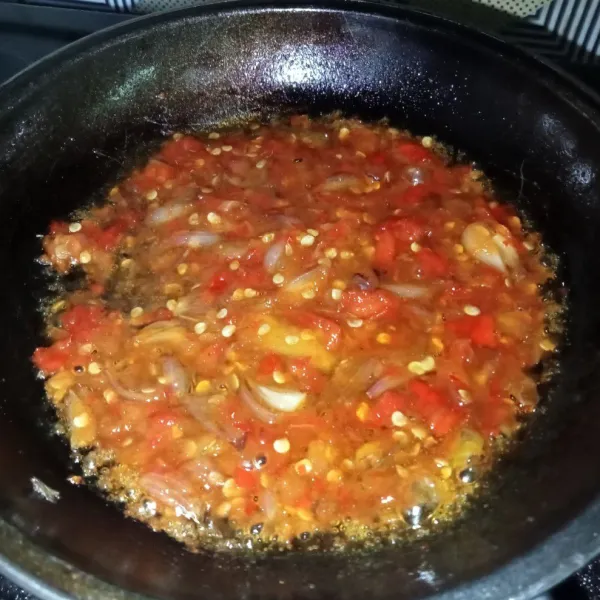 Masak sampai sambal tanak, icip rasanya dan jika sudah pas siap untuk disajikan.