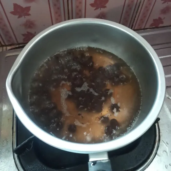 Rebus air hingga mendidih, setelah mendidih masukkan adonan boba dan rebus hingga mengapung.