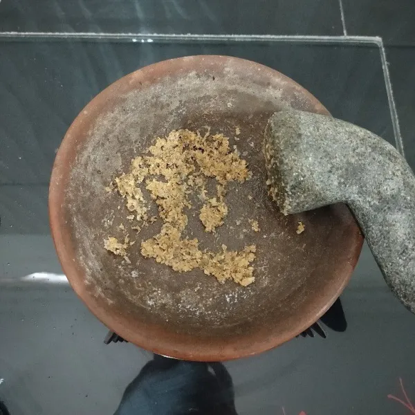 Haluskan bawang putih, ketumbar dan garam.