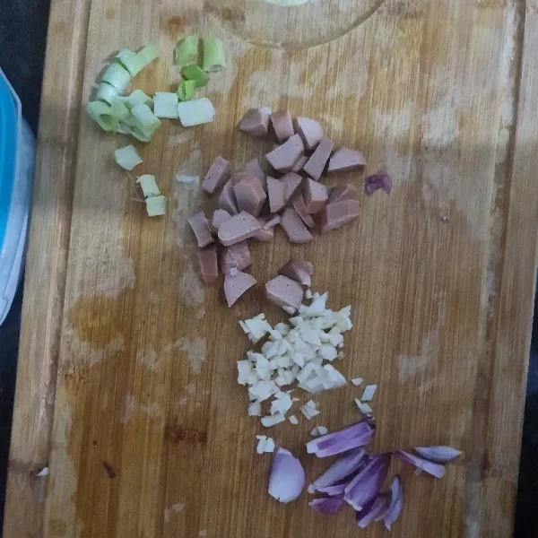 Rajang sosis, bawang dan daun bawang.