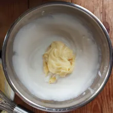 Ambil sedikit adonan maizena, masukkan ke dalam wadah berisi campuran whipped cream, aduk hingga tercampur rata. Kemudian masukkan kembali sisa adonan maizena ke dalam campuran whipped cream, secara bertahap dan aduk hingga tercampur rata. Kemudian masukkan ke dalam piping bag. Simpan dalam lemari es.