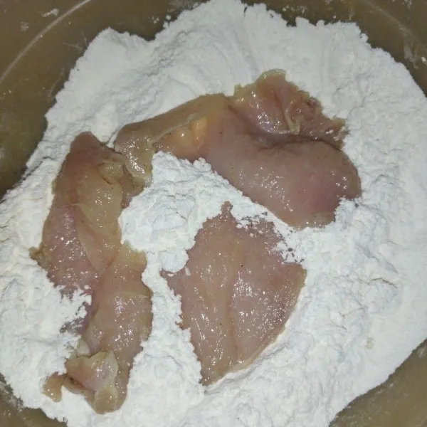 Campur tepung terigu, garam, lada bubuk dan kaldu bubuk, lalu masukkan potongan ayam secukupnya, aduk-aduk sambil ditekan hingga tepung menempel.