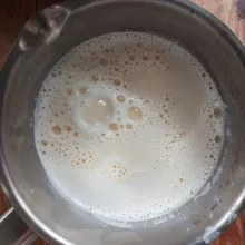 Ambil 2 sdm campuran susu, tuang ke dalam wadah berisi campuran maizena, aduk hingga tercampur rata. Kemudian tuang kembali sisa campuran susu ke dalam campuran maizena, secara bertahap. Aduk hingga tercampur rata dan tuang kembali ke dalam panci. Masak dengan API KECIL dan TERUS DIADUK hingga mengental,mendidih dan meletup-letup. Angkat dan teruskan mengaduk hingga uap panasnya sedikit hilang.