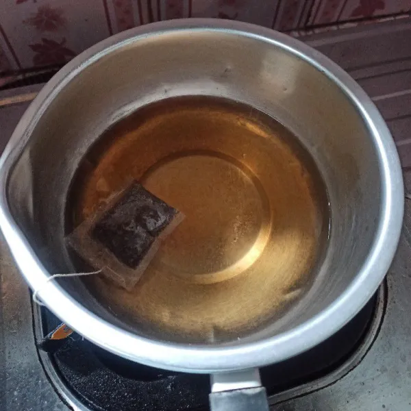 Rebus air untuk teh hingga mendidih, setelah mendidih, masukkan gula pasir dan teh celup, diamkan sesaat hingga warnanya pekat.