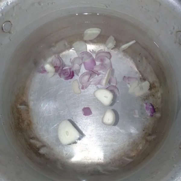 Rebus air beserta bawang putih dan bawang merah hingga mendidih.