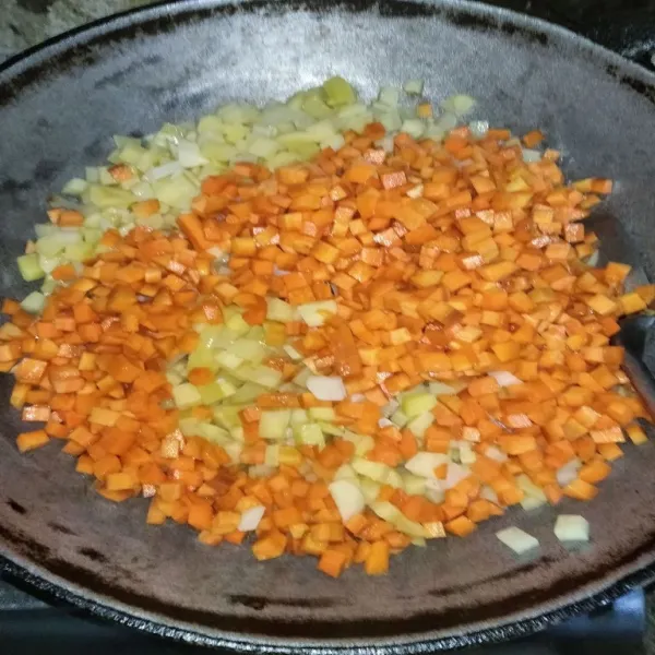 Potong kotak kentang dan wortel, tumis bawang bombay hingga harum, lalu masukkan kentang dan wortel.