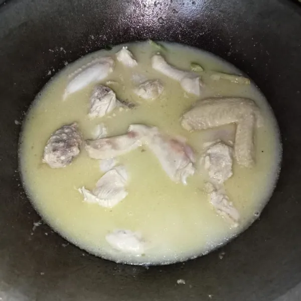 Tuang santan encer dan masak ayam sampai matang.
