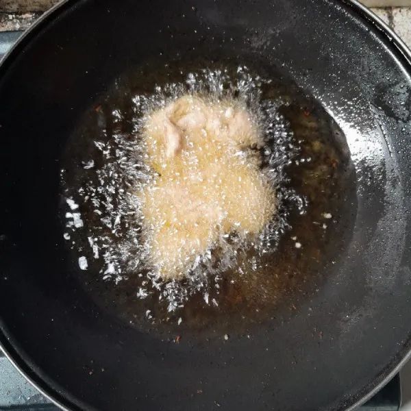 Baluri ayam dengan tepung bumbu. Lalu goreng dengan api sedang.