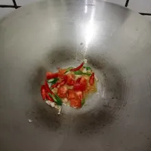 Masukkan tomat. Aduk rata.