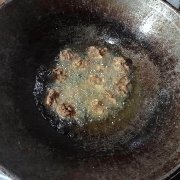 Ambil 1 sdt adonan, celupkan ke dalam minyak, goreng sampai kering dan matang.