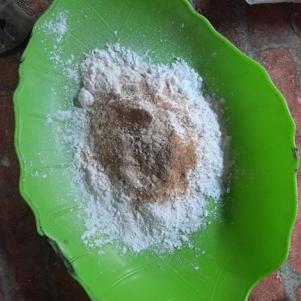 Siapkan tepung tapioka, bumbui dengan bawang putih bubuk, kaldu bubuk, merica bubuk dan cabe bubuk.