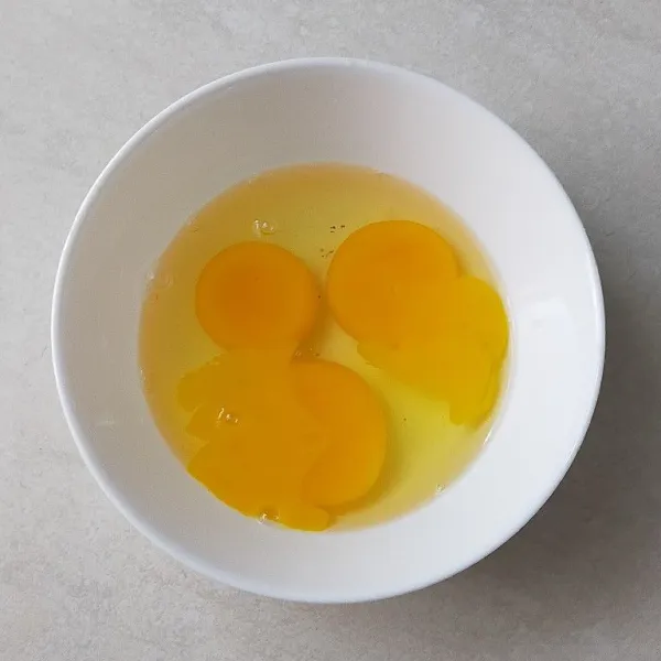 Pecahkan telur didalam wadah.