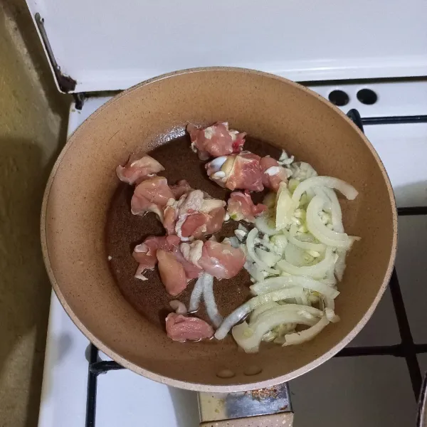 Masukkan potongan kecil daging ayam, masak hingga berubah warna.