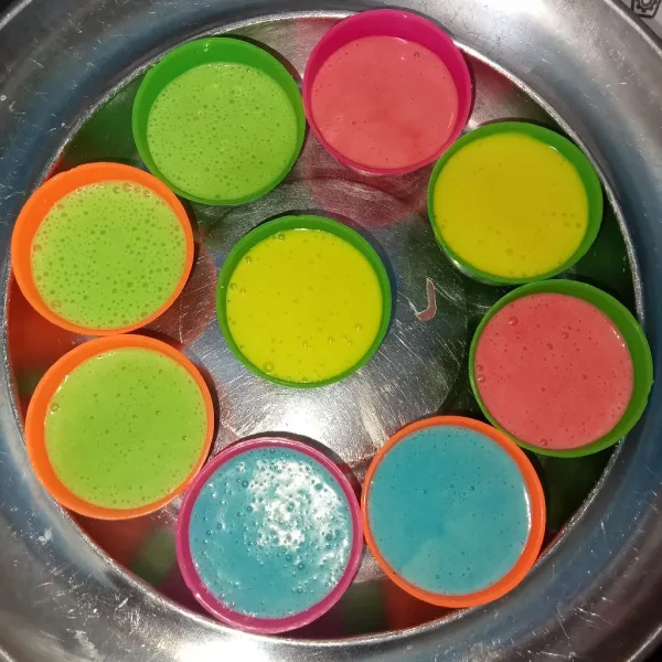 Bagi adonan menjadi 4 lalu tambahkan warna merah, kuning, hijau dan biru. Tuang adonan ke dalam cetakan mangkuk hingga penuh (cetakan tidak perlu diolesi apapun).