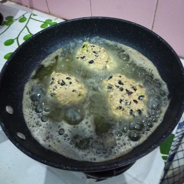 Ambil satu sendok adonan, goreng di minyak panas sampai matang, lakukan sampai adonan habis.