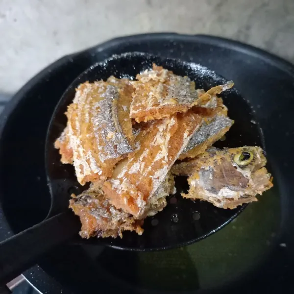 Bersihkan, potong-potong, cuci dan goreng ikan layur.