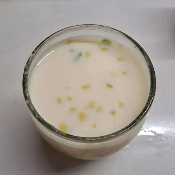 Tuang susu UHT vanilla.