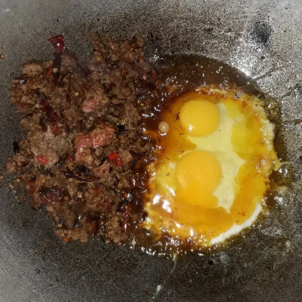 Sisihkan tumisan daging di tepi wajan, masukkan telur lalu buat telur orak-arik.