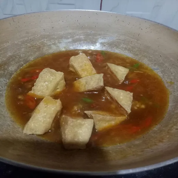 Masukkan tahu, aduk kembali masak sebentar matikan kompor. Siap disajikan!