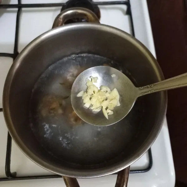 Masukkan bawang putih cincang.