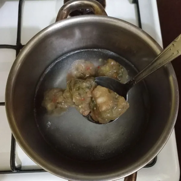 Didihkan air dalam panci, masukkan bakso cirawang, masak hingga mengapung.