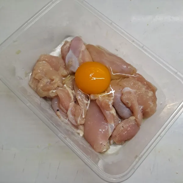 Kemudian tambahkan telur, aduk rata dengan ayam yang sudah dimarinasi.