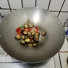 Masukkan terong. Tambahkan kaldu bubuk dan garam, aduk cepat. Koreksi rasa. Siap disajikan.