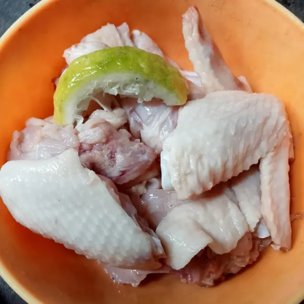 Lumuri ayam dengan jeruk nipis dan diamkan sekitar 10 menit, lalu cuci bersih.