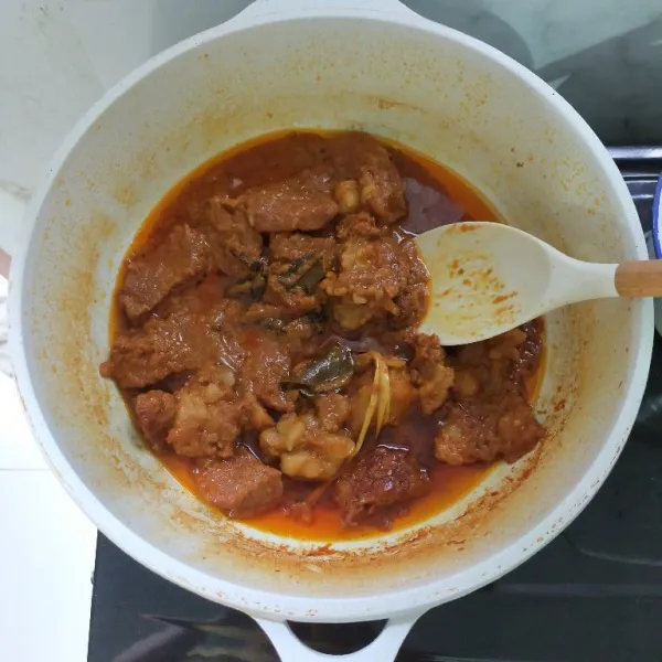 Masak sampai daging empuk dan kuah agak menyusut, lalu tes rasa kemudian matikan api.