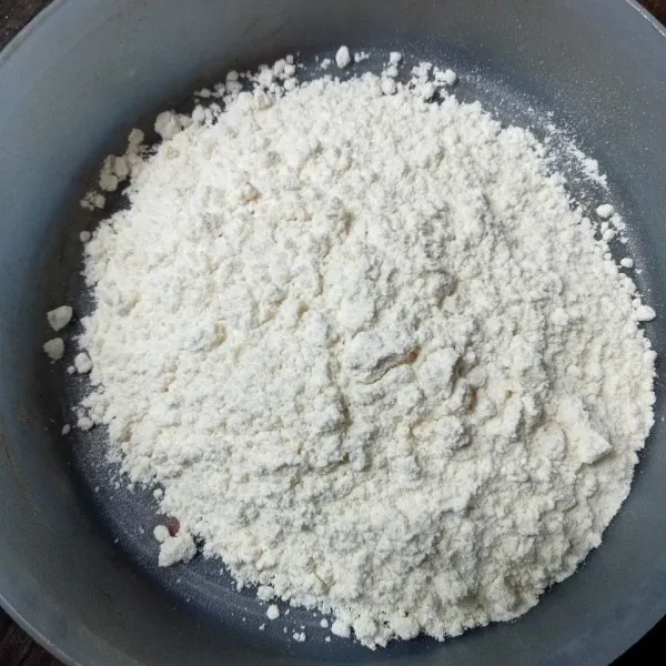 Campur bahan tepung kering dan aduk rata.
