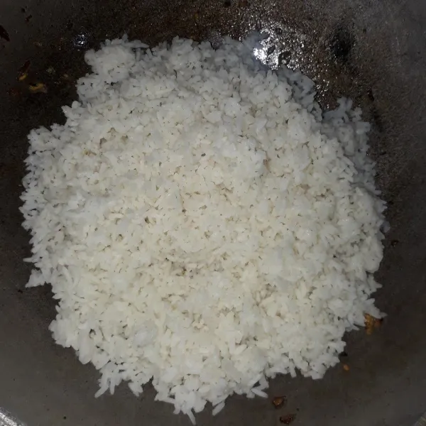 Masukkan nasi, aduk rata dengan bahan lain.