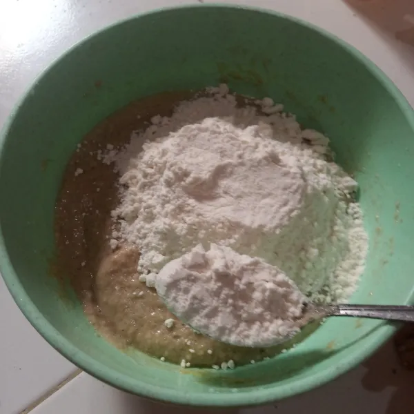 Setelah tercampur rata, tambahkan tepung terigu, aduk rata.