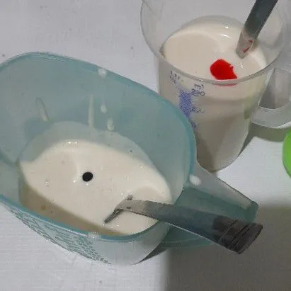 Bagi 2 adonan lalu tambahkan pewarna makanan.