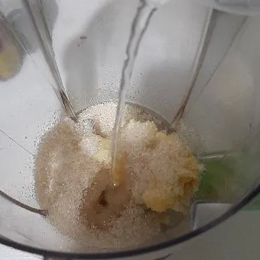 Masukkan tape, gula pasir dan sebagian air kemudian blender hingga halus.