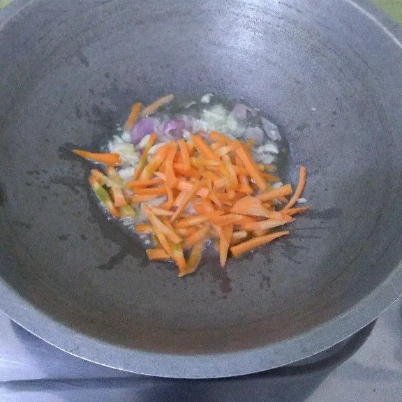 Tumis bawang putih , bawang merah dan wortel hingga aromanya harum dan layu.