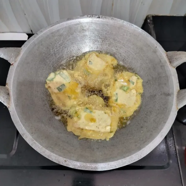 Lalu goreng tempe dalam minyak panas hingga matang. Angkat dan tiriskan.