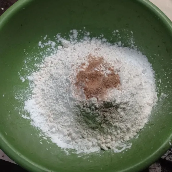 Masukan tepung tapioka, tepung terigu, garam, lada, kaldu bubuk dan bawang putih halus ke dalam wadah.